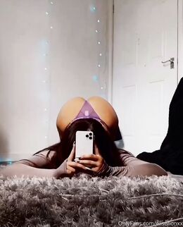 Elise Clayton (elisefionxx)