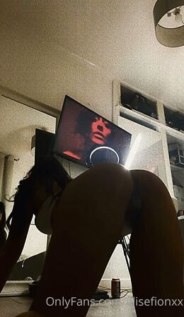 Elise Clayton (elisefionxx)