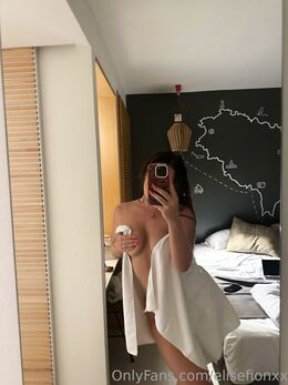 Elise Clayton (elisefionxx)